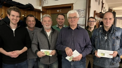 Nur Bares zählt: Die drei Gewinner beim SPD-Neujahrs-Preisschafkopf: Josef Rom (Fünfter von links), Richard Kick (rechts) und Heinz Dirnhofer (Dritter von links). Mit ihnen freuen sich zweiter Bürgermeister Uwe Bergmann (Zweiter von links), der SPD-Bundestagskandidat David Mandrella (links), Orga-Chef Manfred Dagner (Zweiter von rechts) und Vorsitzender Daniel Hutzler (Vierter von links). (Bild: Kerstin Maunz)