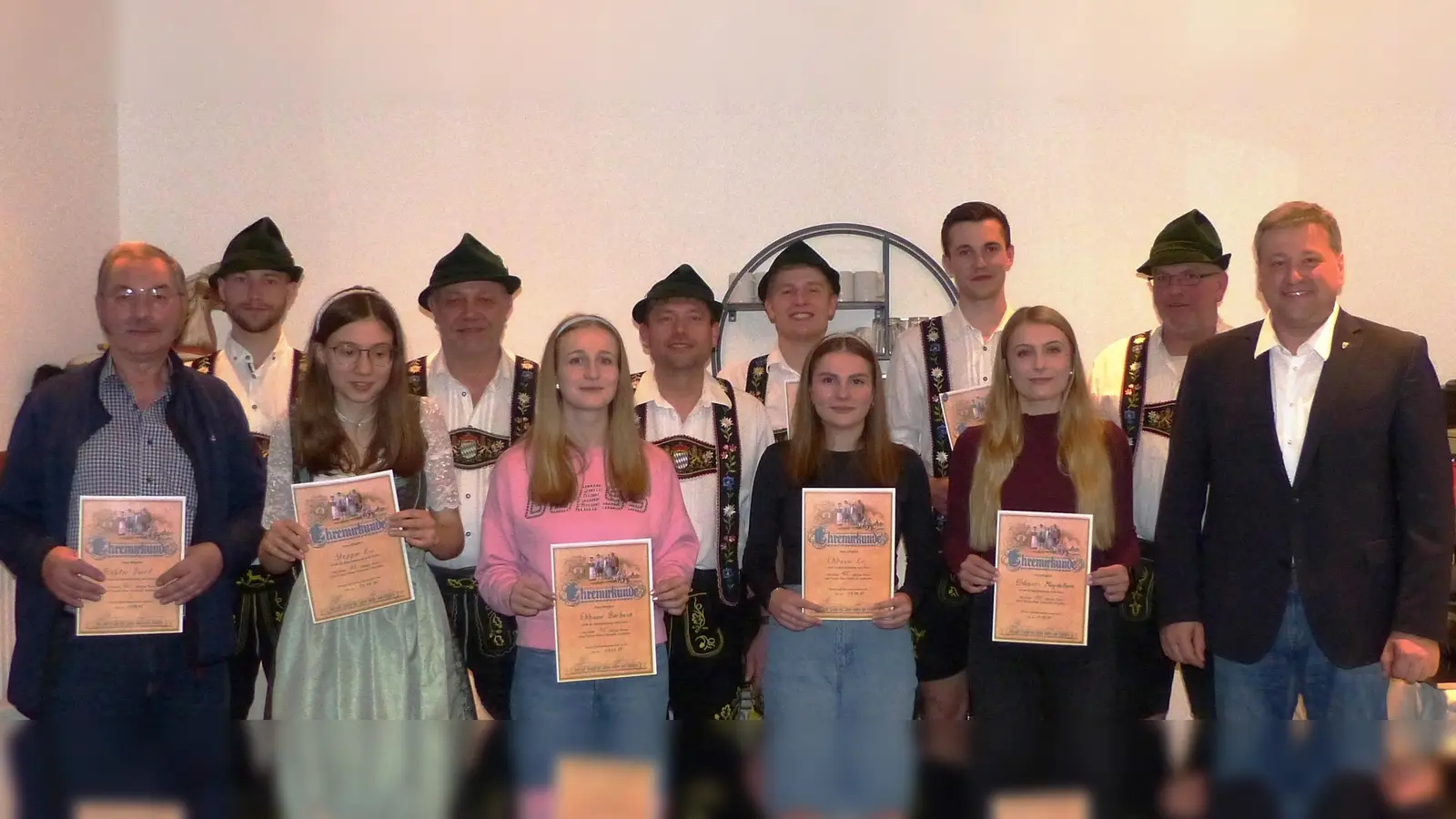 vordere Reihe: von li Josef Piehler, Evi Stepper, Barbara, Evi und Magdalena Ehbauer, Bürgermeister Stefan Braun Hintere Reihe von links: Christopher und Wolfgang Pöllath, Bernhard Lehmeier, Alois Ehbauer, Phillip Pöllath und Georg Kurzendorfer  (Bild: Josef Piehler)
