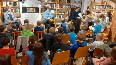 Viele Kinder folgten der Einladung anlässlich des Welttages des Buches in die Stadtbücherei Waldsassen. (Bild: Stadtbücherei Waldsassen/exb)