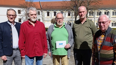 Ehrung langjähriger Mitglieder, v.l.n.r. BGM Bernd Sommer, Karl Kunz, Stv. Vors. W. Dekrell, KGF Thomas Döhler, Dietrich Hebenstreit (Bild: Erika Dekrell)