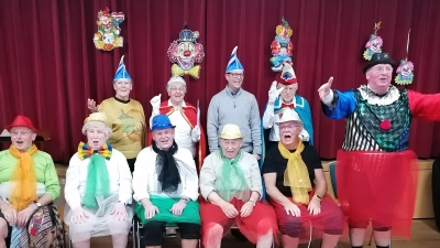 Die Akteure des Faschingstreibens (sitzend vorne) die Männergarde mit (von links) Albert Birkl, Karl Strobl, Xaver Scharfberger, Josef Späth, Herbert Schaller, (Reihe dahinter von links) Seniorentreffleiterin Lisa Schaller, Prinzessin Brigitte I., Stadtpfarrer Thomas Helm, Prinz Erhard I., (rechts) Kolpingvorsitzender Michael Koller. (Bild: Angelika Veit)
