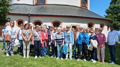 Die Pfarrsenioren nach der Maiandacht vor der Kappl . (Bild: Siegfried Bock)