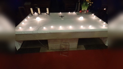 Kerzen schaffen eine ganz besondere Atmosphäre am Altar. (Bild: Martina Würl)