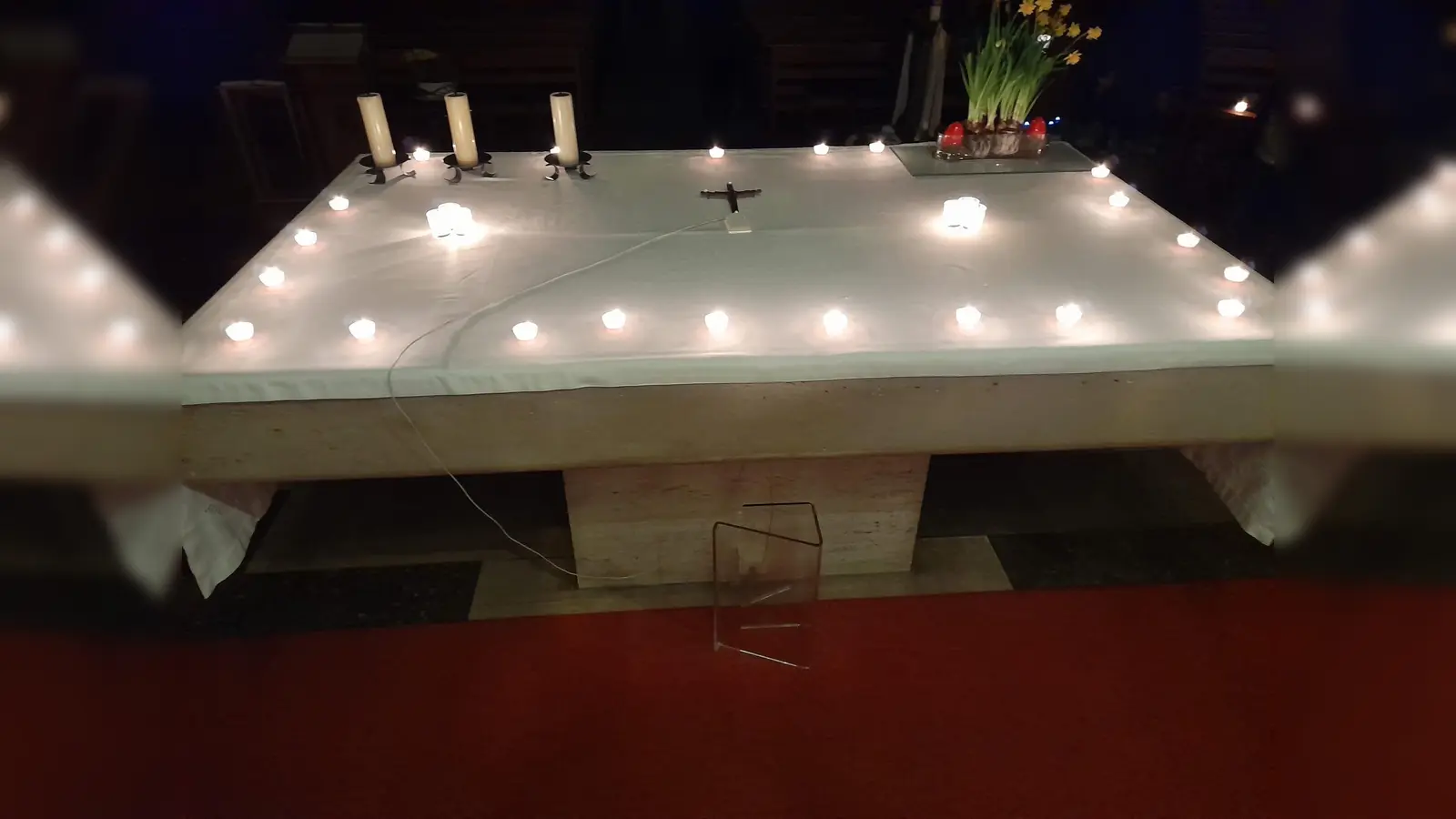 Kerzen schaffen eine ganz besondere Atmosphäre am Altar. (Bild: Martina Würl)