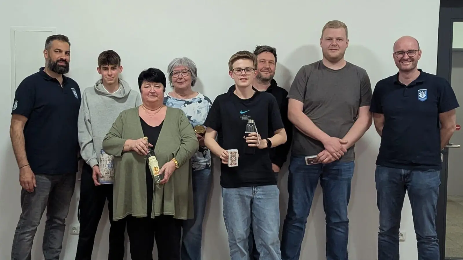 Gleich zwei Damen kamen bei ihrem 1. Preisschafkopf unter die ersten fünf, der Trostpreis wurde an einen Herrn überreicht. (von links): 1. Vorsitzender Michael Rauch, Jan Speck (2. Pl.), Rosi Wiesend (3. Pl.), Evi Müller (5. Pl.), Leon Anzer (1. Pl.), Andreas Lang (Trostpreis), Peter Riebl (4. Pl.), 2. Vorstand Andreas Spiegel. (Bild: Franz Ficker)