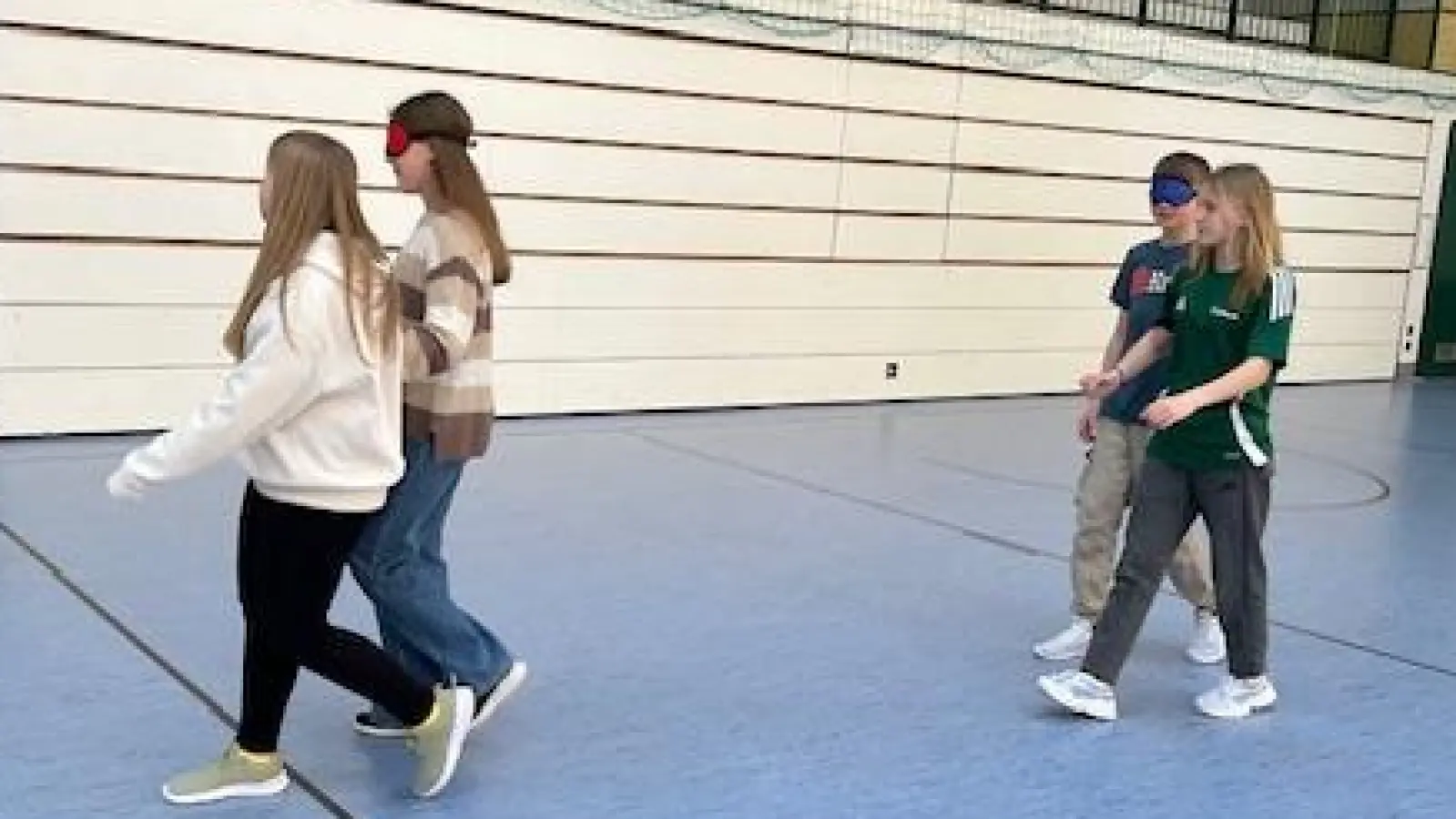 Schüler beim praktischen Teil in der Turnhalle (Bild: Patrick Jacobi)