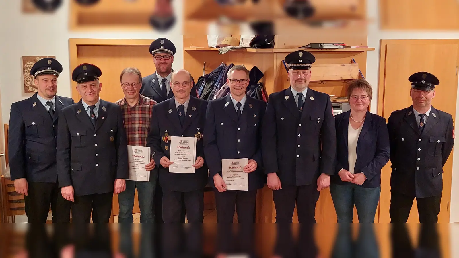2. Vorstand Andreas Mösbauer, Bürgermeisterin Sonja Meier und 1. Vorstand Johann Laubmeier überreichten Josef Drexler jun., Johann Wagner, Franz Laubmeier jun. und Konrad Saßl zusammen mit den Kommandanten Stefan Rötzer und Moritz Krämer (hinten) die Auszeichnungen (von rechts). (Bild: Veronika Götz)
