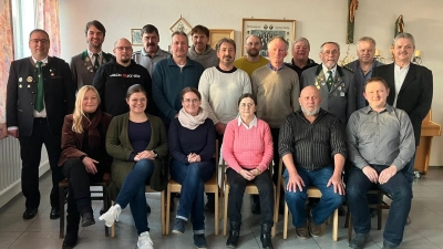 Viele Ehrungen für langjähre Mitgliedschaften wurden durch Vorsitzenden Thomas Eiberweiser und stellv. Gauschützenmeister Florian Frischmann ausgesprochen.  (Bild: Julia Eiberweiser)