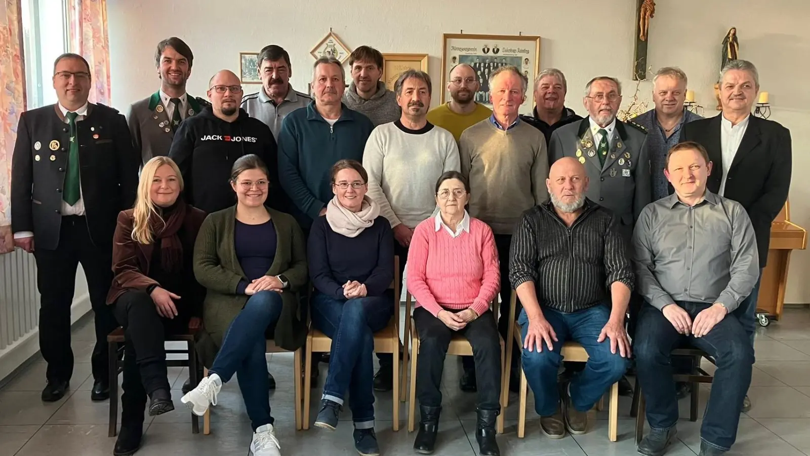 Viele Ehrungen für langjähre Mitgliedschaften wurden durch Vorsitzenden Thomas Eiberweiser und stellv. Gauschützenmeister Florian Frischmann ausgesprochen.  (Bild: Julia Eiberweiser)
