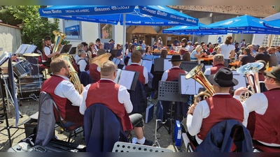 Zum 50. Maifest hatte die Trachtenkapelle Hohenburg an Christi-Himmelfahrt eingeladen. Der große Raiffeisenhof war gut gefüllt, das Essen war hervorragend und die musikalische Gestaltung excellent!<br> (Bild: Paul Böhm)