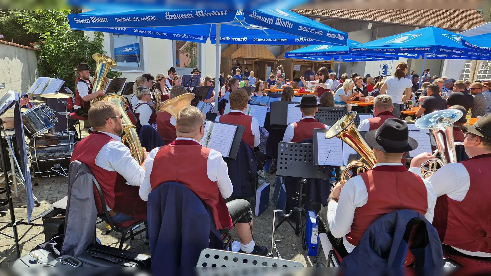 Zum 50. Maifest hatte die Trachtenkapelle Hohenburg an Christi-Himmelfahrt eingeladen. Der große Raiffeisenhof war gut gefüllt, das Essen war hervorragend und die musikalische Gestaltung excellent!<br> (Bild: Paul Böhm)