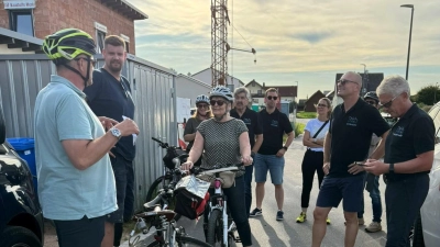 Bürgermeister Edgar Knobloch gab bei der Sommerradtour der CSU Erläuterungen zum Baugbiet Am Bühl in Gössenreuth.  (Bild: Jürgen Hofmann)