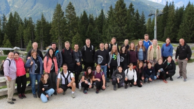 Die „Fahrt ins Blaue” führte 2023 ins Wipptal am Brenner. Das Ziel einer Bergwanderung war der Wallfahrtsort Maria Waldrast auf 1640 Meter. Zum Highlight der Fahrt, einem nicht alltäglichen Erlebnis, wurde die musikalische Gestaltung des Sonntagsgottesdienstes im Dom St. Jakob von Innsbruck. (Archivbild: 2023: Sepp Ferstl)