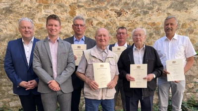 Mit Ehrenurkunden und kleinen Präsenten bedankten sich Landrat Richard Reisinger und Maximilian Kronen bei den anwesenden Feldgeschworenen für ihre langjährigen Dienste. Von links: Landrat Richard Reisinger, Maximilian Kronen, Heinz Bergmann, Josef Augsberger, Dieter Dehling, Konrad Horn und Georg Dotzler. (Bild: Martina Beierl)