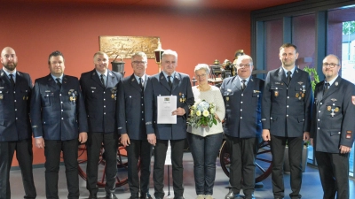 Eine besondere Auszeichnung für 50 Jahre aktiven Dienst bei der Feuerwehr Tirschenreuth erhielt Hermann Birkner (Fünfter von links). Es gratulierten (von links) stellvertretender Vorsitzender Christian Nickl, Zweiter Kommandant Thomas Sladky, Vorsitzender Markus Mayer, Bürgermeister Franz Stahl, Sabine Birkner, Kreisbrandmeister Roland Frank, stellvertretender Vorsitzender Rainer Burkhard und Kommandant Matthias Haulena.<br> (Bild: Feuerwehr Tirschenreuth/exb)