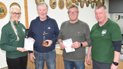 Die Sieger des Schießens Andrea Schröther, Robert Geitner, Xaver Wolfsteiner, mit 2. Schießleiter und Pokalspender Josef Schmaußer (v.l.) (Bild: Reiner Hoffmann)