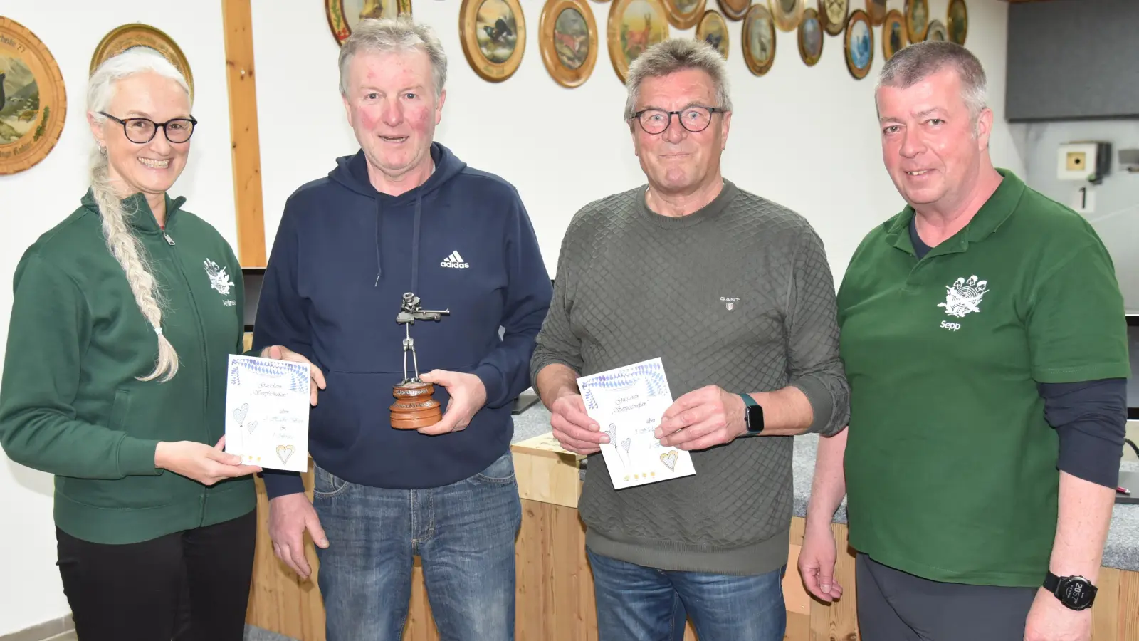 Die Sieger des Schießens Andrea Schröther, Robert Geitner, Xaver Wolfsteiner, mit 2. Schießleiter und Pokalspender Josef Schmaußer (v.l.) (Bild: Reiner Hoffmann)