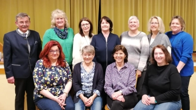 Vorne sitzend: Andrea Müller (Vorsitzende), Carola Peichl (Beisitzer), Angela Meier (Beisitzer), Helga Lenk (Beisitzer), hinten stehend: Pfarrer Klaus Birnthaler (Geistlicher Beirat), Christine Tischner (Beisitzer), Michaela Hirsch (Beisitzer), Petra Retzer (Vorsitzende), Sandra Lenk (Schatzmeisterin), Tanja Tuchscherer (Schriftführerin), Kerstin Dechant (Beisitzer) (Bild: Renate Schmidt)