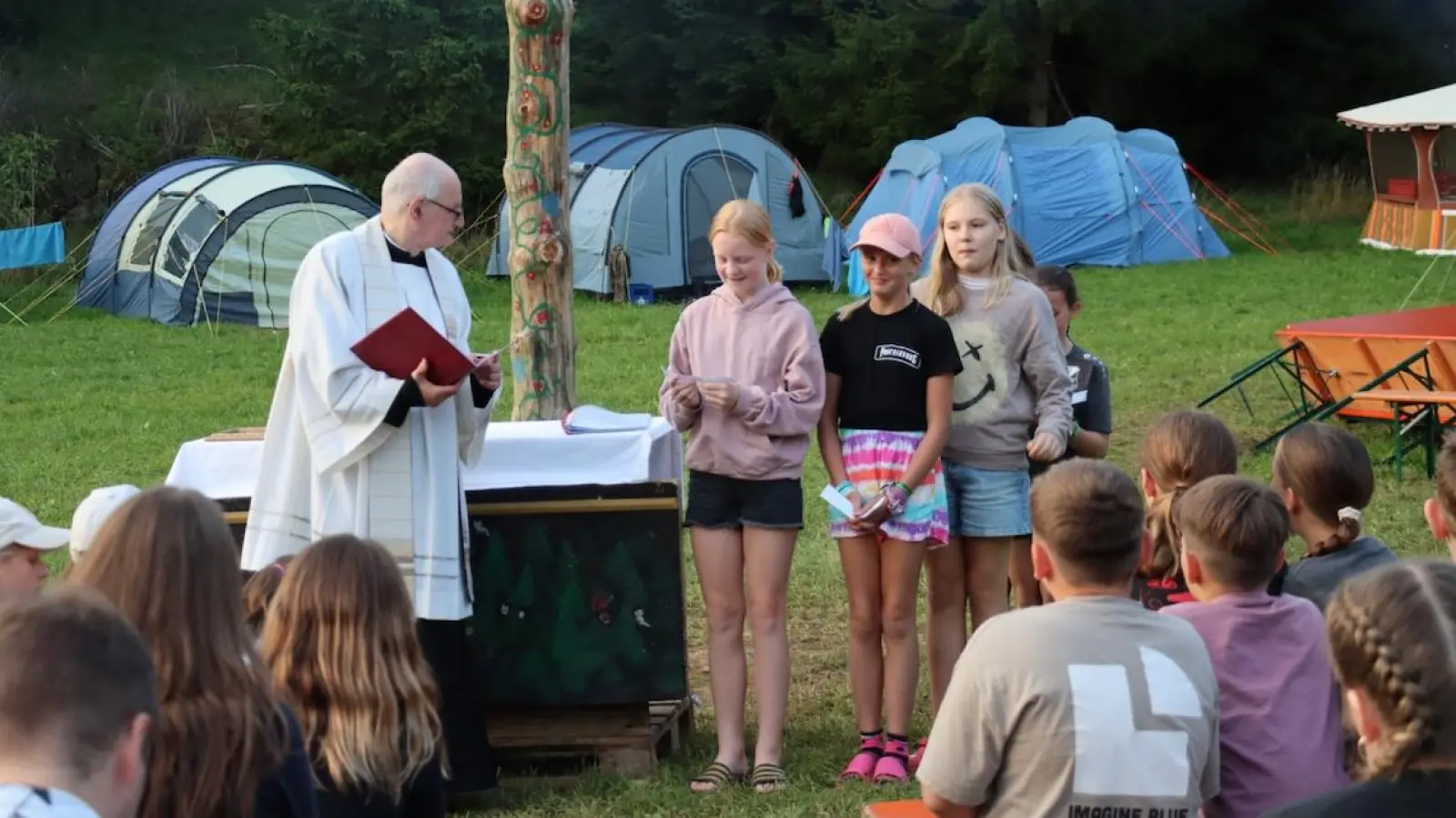 Vor dem von den Teilnehmern gestalteten Lagerkreuz und Altar wurde mit Pfarrer Berzl gemeinsam der Gottesdienst gefeiert. (Bild: Thomas Held)
