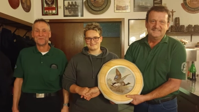 Die Gewinnerin der Ehrenscheibe, Daniela Ried aus Schwarzach, eingerahmt von 2. Schützenmeister Michael Knott aus Charlottenthal (links) und dem 1. Schützenmeister Helmut Werner. (Bild: Kerstin Wild)