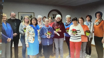Ehrung der langjährigen Mitglieder (jeweils mit Blume) von Diözesanvorsitzender Martha Bauer, Pfarrer Markus Ertl, 4. von links Vorsitzende Maria Schlögl, rechts außen Vorstandsmitglieder von außen Anita Wiesent und Christa Appl.<br><br> (Bild: Maria Schlögl)