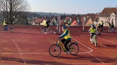 Die Schulkinder bei ihrer praktischen Fahrradprüfung unter den wachsamen Augen der Polizei. (Bild: Ulrike Erlbacher)