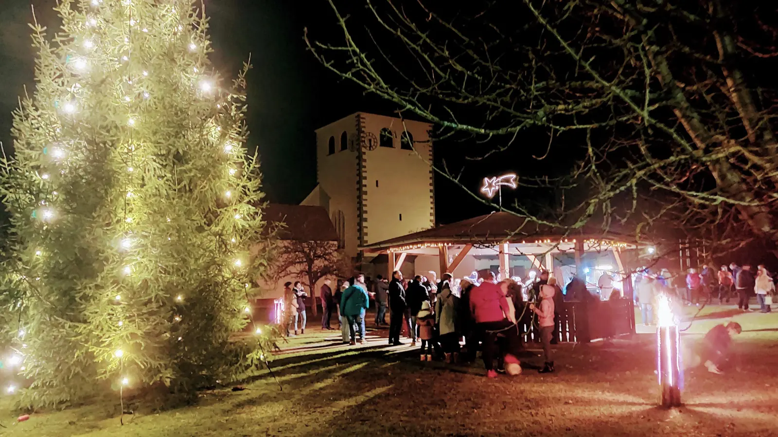 Christbaum erstrahlt am Dorfplatz. (Bild: Willi Ertl)