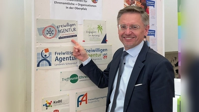 MdL und Landtagsvizepräsident Tobias Reiß beim Besuch der Ausstellung.  (Bild:  Gaby von Rhein)