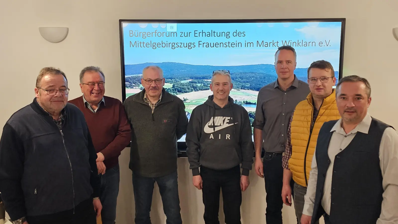 Die Vorstandschaft des neuen Vereins hat sich intensiv mit der Problematik „Windräder am Frauenstein” auseinander gesetzt,. Von links: von links Josef Holler jun., Eduard Kunschir, Georg Irlbacher, Thomas Liegl, Sebastian Kunschir, Klaus Mösbauer und Konrad Röhrl. (Bild: Annemarie Mösbauer)