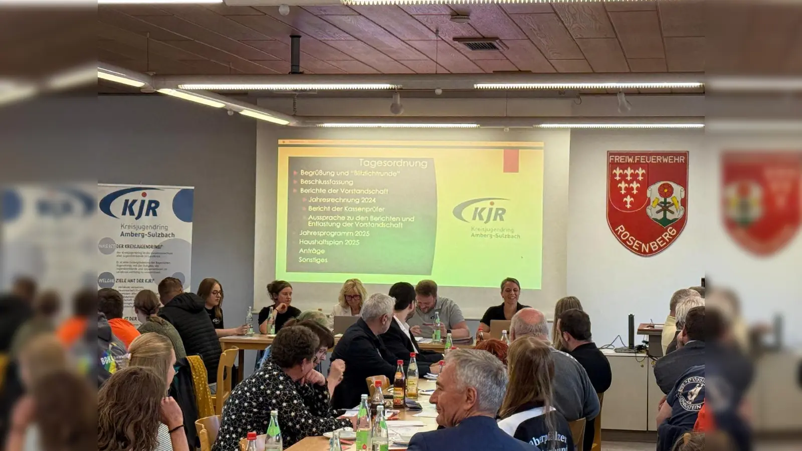 Vorstandschaft und Geschäftsführung des Kreisjugendrings berichten von ihrer Arbeit während des Jahres. Im Bild (von rechts nach links: Carina Süß, 1. Vorstand, Henner Wasmuth, Christine Frankerl (Geschäftsführung), Senta Mitterer und Luca Hajek. (Bild: Florian Schmid)