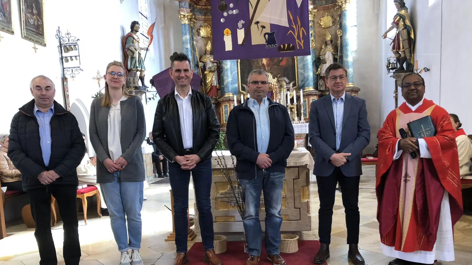 (V. li.) Karl Stubenvoll, Lisa Dotzler, Manfred Wolf, Robert Ströhl, Kirchenpfleger Markus Graf und Stadtpfarrer Hruday Madanu; es fehlt Peter Gradl.  (Bild: Christian Trummer)