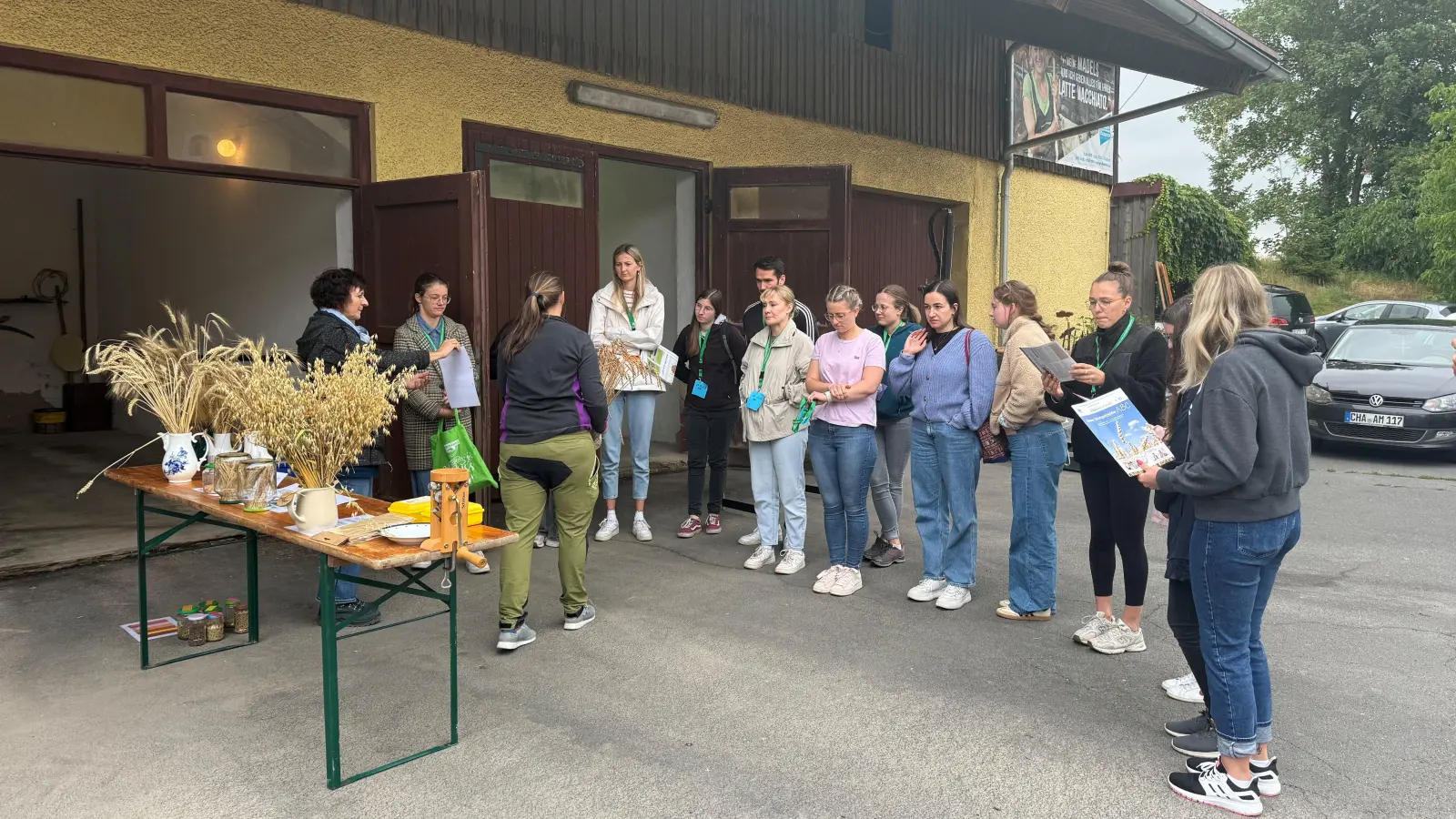 Wissen, wo&#39;s herkommt: An der Getreidestation lernen die Teilnehmer verschiedene heimische Getreidesorten und deren Verwendung kennen. (Bild: Veronika Kick)