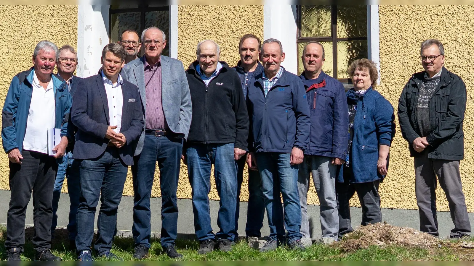 Die freiwilligen Helfer mit Stadtrat Hans Forster (links), CSU-Fraktionsvorsitzendem Benjamin Zeitler (3.v.l), Bürgermeister und Bezirkstagsvizepräsident Lothar Höhere (3.vv.l.) und Hans Balk (5.v.l). (Bild: Hans Forster)