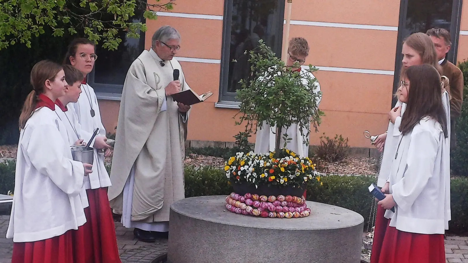 Pfarrer Georg Praun segnete den Osterbrunnen zum Abschluss der Osterfeierlichkeiten.  (Bild: Franz Ziegelmeier)