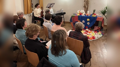 Der WGT wurde musikalisch begleitet von den Schwestern Anna und Verena Fischer  (Bild: Irmi Fenzl)