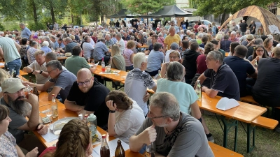 Stimmungsvolle Atmosphäre bei Wein am Weiher (Bild: Klaus Riede)