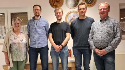 Das Bild Preisträger Sauschießen 2025. Von links: 1. Vorsitzende Birgit Wohlrab Siegerin Glücksscheibe, Christoph Fuchs Gewinner Zoigl, Andreas Fuchs Gewinner Gutschein, Stefan Heindl 1. Sieger Meisterscheibe und Norbert Völkel Gewinner Fresskorb. Die Gewinnerin der Ente Jana Nothaft konnte an diesem Abend leider nicht teilnehmen. (Bild: Thomas Völkl)