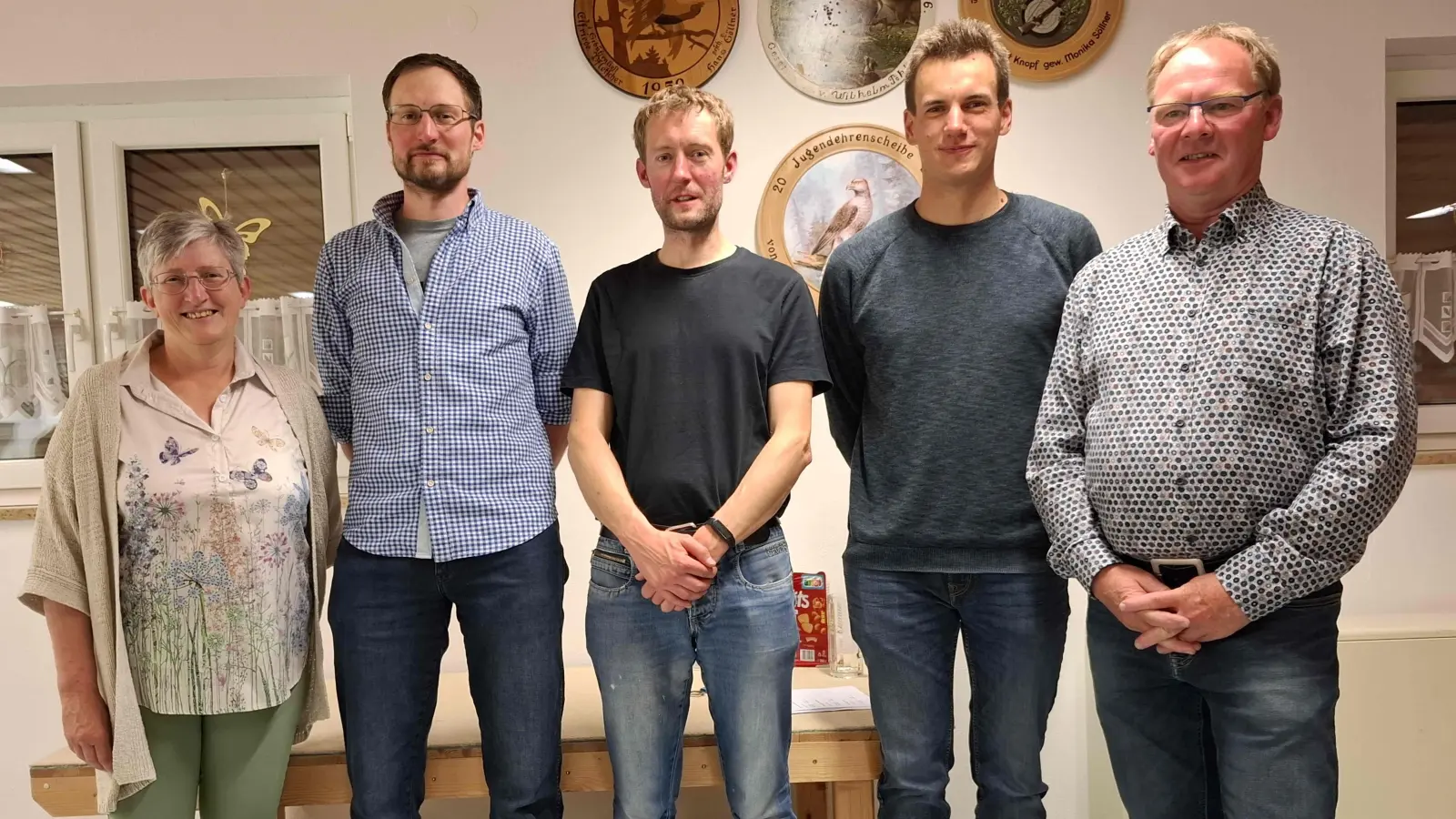 Das Bild Preisträger Sauschießen 2025. Von links: 1. Vorsitzende Birgit Wohlrab Siegerin Glücksscheibe, Christoph Fuchs Gewinner Zoigl, Andreas Fuchs Gewinner Gutschein, Stefan Heindl 1. Sieger Meisterscheibe und Norbert Völkel Gewinner Fresskorb. Die Gewinnerin der Ente Jana Nothaft konnte an diesem Abend leider nicht teilnehmen. (Bild: Thomas Völkl)