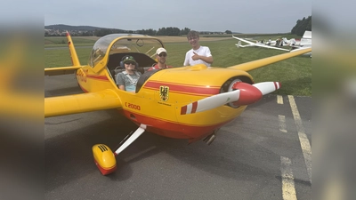 Der 13 jährige Lukas Schmidt aus Krummennaab und sein Pilot Tobias Hör aus Erbendorf, sowie der mit 18 Jahren aktuell jüngste Pilot Felix Klemmvor dem Start..<br> (Bild: Gerhard Dörling)