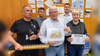 CSU-Vorsitzender Michael Hammer und Jürgen Bodensteiner (hinten von rechts) konnten an alle hundert Teilnehmer Preise vergeben. Ganz vorne dabei Alexandra Hucker und Herrmann Kern , Josef Ebnet wurde der letzte Platz mit dem Trostpreis versüßt. (vorne von rechts) (Bild: Jürgen Bodensteiner)