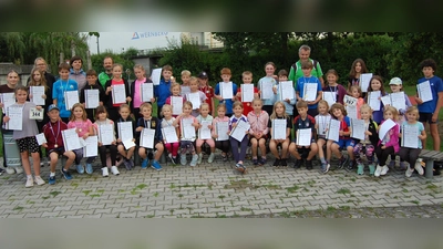 Die Teilnehmer freuten sich über Urkunden und Medaillen. (Bild: Alois Kiendl)