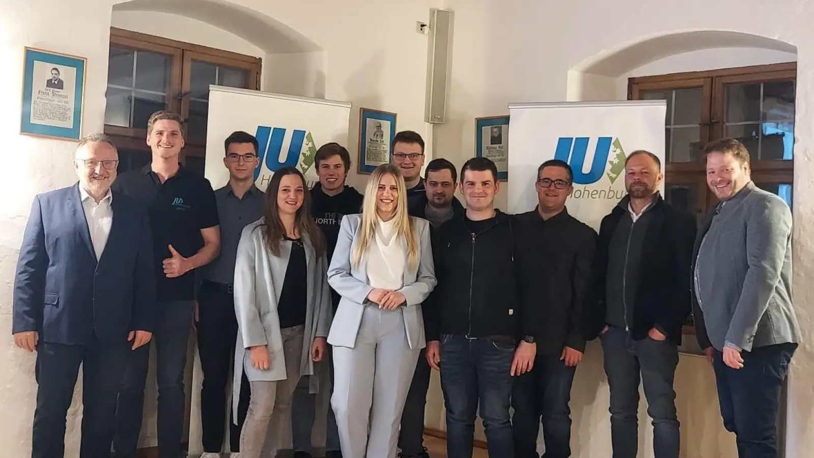 Die Junge Union Hohenburg hat eine neue Vorstandschaft gewählt. Nach 10 Jahre gibt Susanne Braun (Mitte) den Vorsitz ab. Rechts neben ihr der neue Vorsitzende Josef Kugler. Dazu gratulierte auch JU-Kreisvorsitzender Henner Wasmuth (re.) und 3. Bürgermeister Johann Seitz (li).  (Bild: Paul Böhm)