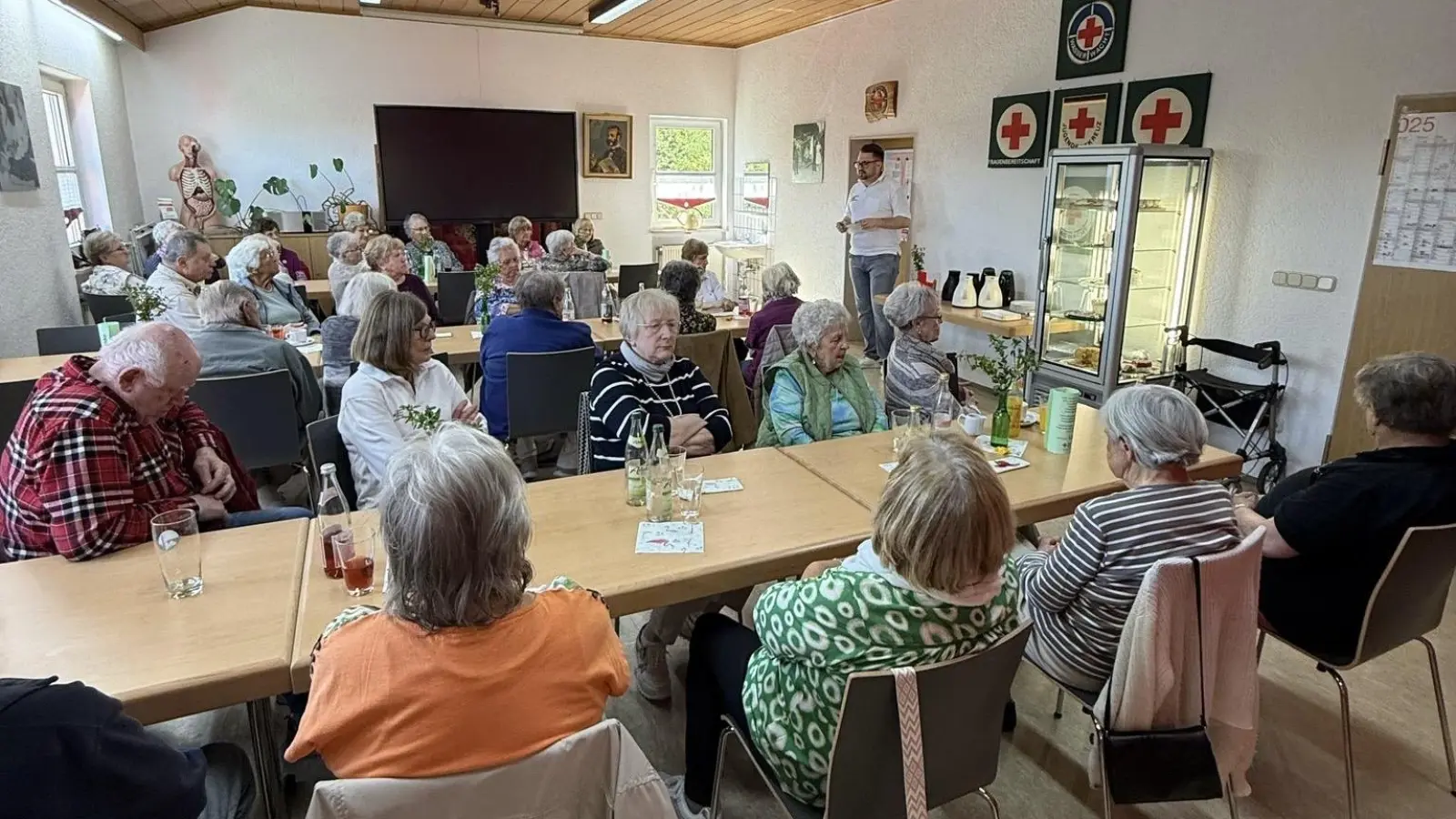Neben einer großen Kuchen- und Tortenauswahl gab es beim Generation-Gold-Kaffeekranzl der Bereitschaft Erbendorf im BRK auch Informationen zu Rettungsmitteln von Bereitschaftsleiter Sven Lehner. (Bild: Philipp Hundhammer)