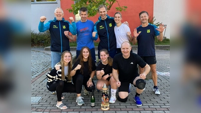 Den AKW-Volley-Cup 2024 in Schnaittenbach holten sich die „Goldies“ – auf dem Siegerfoto jubeln unter anderem Teamkäpt’n Heiner Dennerlein (hinten, 2.von links) und Turnierleiter Präsident Günter Dobmeier (hinten links). (Bild: Wolfgang Heldmann)