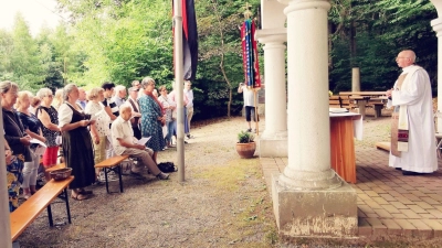 Die Messfeier an der Waldkapelle zelebrierte Monsignore Gerhard Hettler aus Passau. In den Kreis mischten sich Organisatorin Elisabeth Würfl (4.v.l.) und Ehrenvorsitzender Josef Hoffmann (sitzend). (Bild: Karl Ziegler)