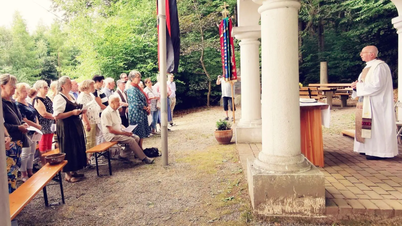 Die Messfeier an der Waldkapelle zelebrierte Monsignore Gerhard Hettler aus Passau. In den Kreis mischten sich Organisatorin Elisabeth Würfl (4.v.l.) und Ehrenvorsitzender Josef Hoffmann (sitzend). (Bild: Karl Ziegler)