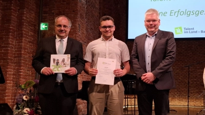 Dorian Hrgic mit Schulleiter OStD Ulrich Zänker und dem Betreuer für „Talent im Land” am HCA-Gymnasium, StD Josef Witt (Bild: Talent im Land)