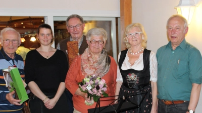 v.links: Musikant Ertel, Juniorchefin: Nicole Kormann, Hans Dittrich, Frau Ertel, Seniorchefin Anni Kormann und neuer Leiter Robert Dimper; (Bild: Hans Siess)