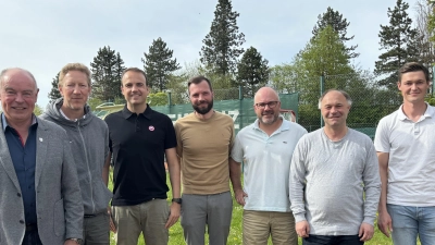 Bürgermeister Roland Strehl (von links) mit Tobias Heckmann, Schatzmeister Stefan Meier, Dominik Schönwetter, Vorstand Thomas Kick, Schriftführer Christian Baldauf und Jugendwart Björn Letz. (Bild: e)