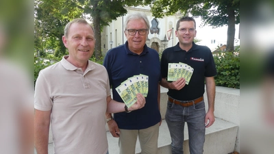 Joachim Steppert und Korbinian Dunzer freuten sich über jeweils 500 Euro zugunsten ihrer Kinder- und Jugendarbeit. (Bild: Walther Hermann )